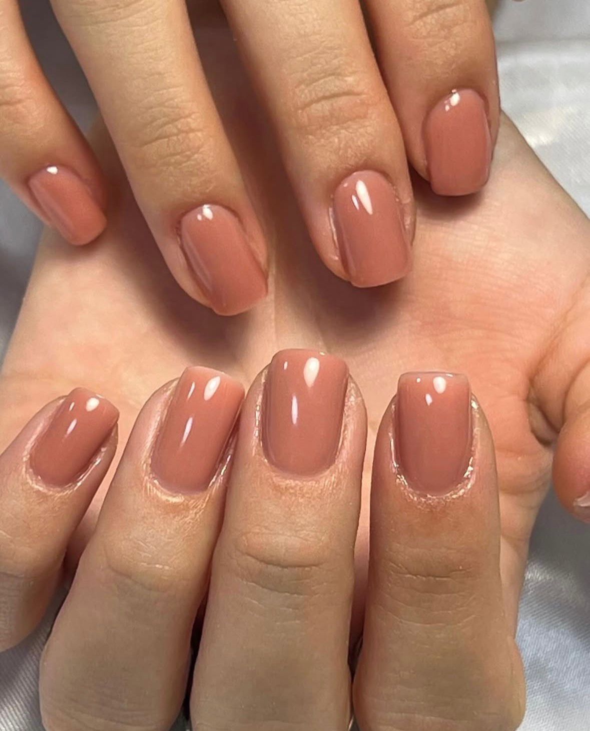 מניקור בגוון חום אדמדם