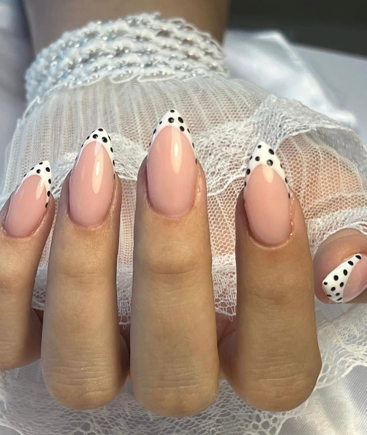 מניקור עם עיצוב נקודות שחור לבן