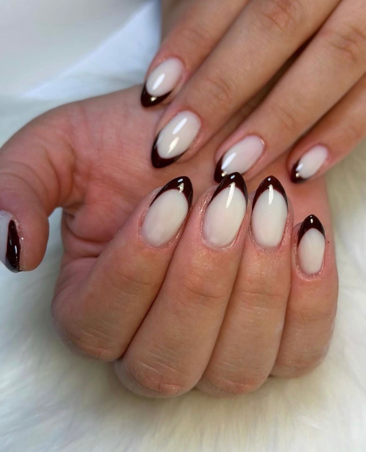 מניקור לבן עם קצוות שחורים