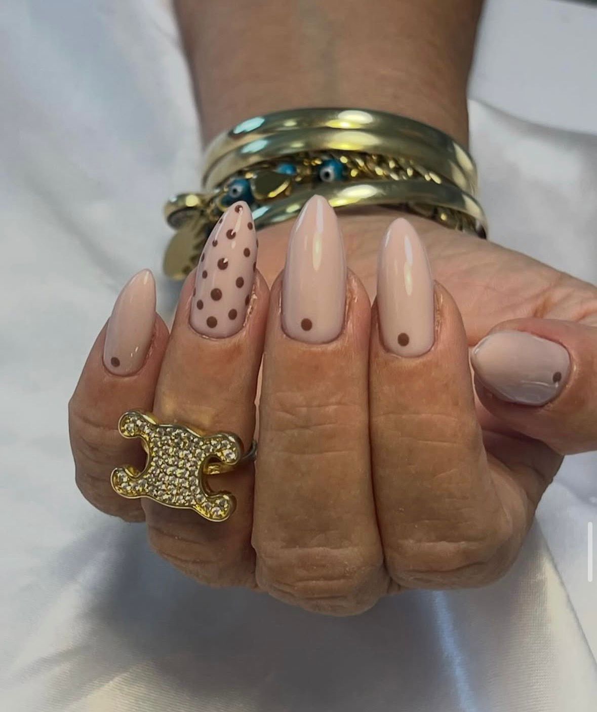 מניקור עם עיצוב נקודות חומות