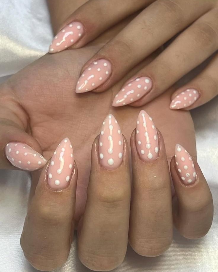 מניקור ורוד עם פס למפארד