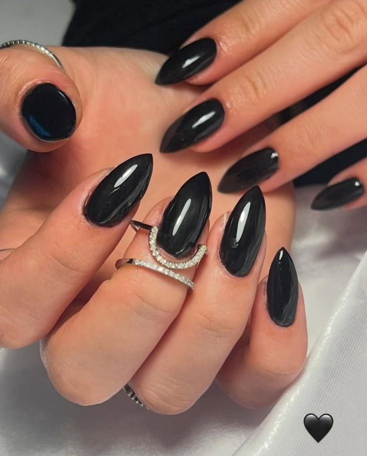 מניקור עם נקודות לבנות